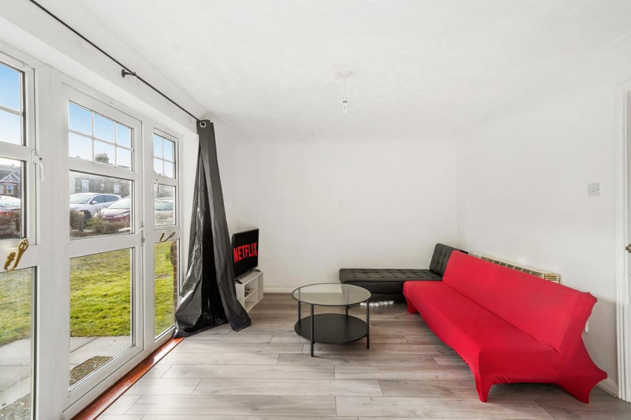 Cozy Luton Town Centre Retreat Apartment Екстериор снимка